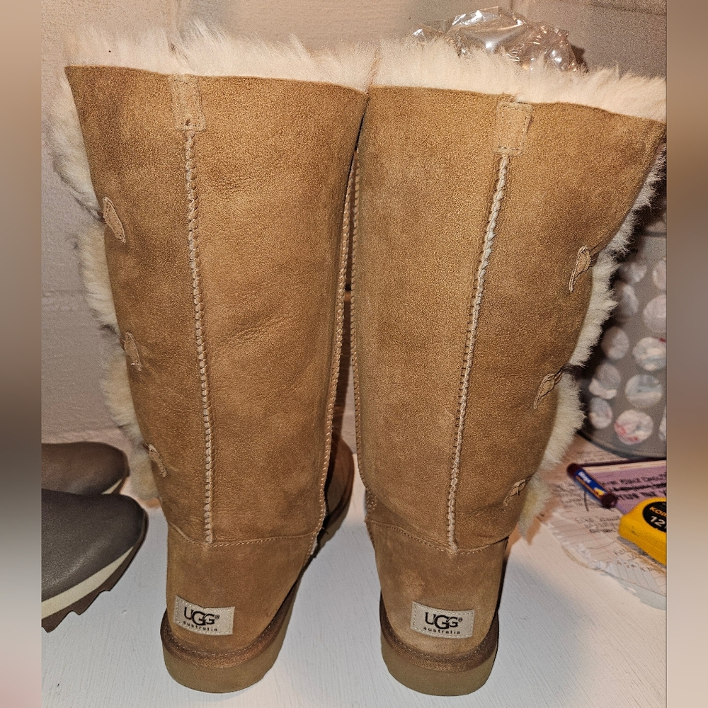 UGG Bailey Triple Button II in Chesnut Women Size 10 - Picture 4 of 8